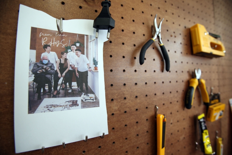 康怡的工作室内，有一面墙挂满了钳子、强力胶、刀片等各式各样的工具。