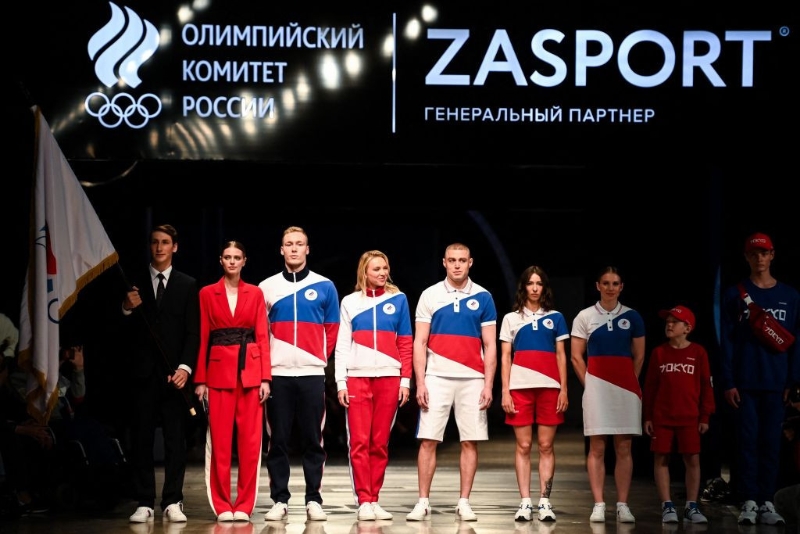 以俄罗斯奥委会缩写ROC出征东京奥运会的俄罗斯选手们在赛事中的礼仪活动和颁奖仪式将使用柴可夫斯基第一钢琴协奏曲替代俄罗斯国歌，图为ROC上周公布的官方队服。（盖帝社照片）