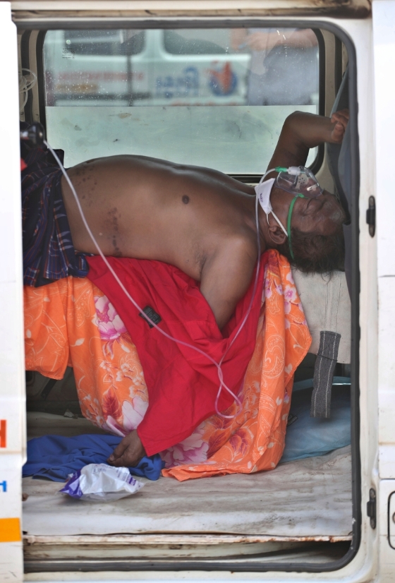 艾哈迈达巴德医疗体系崩溃，一名冠病患者求医无门，只能躺在一辆车子里吸氧。（美联社照片）