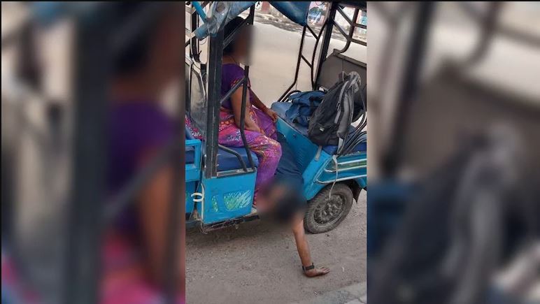 印度一名妈妈带著患肾病的儿子求医，但却被医院拒于门外，最后失救在妈妈脚下断气。这个画面在印度社媒广传，网民指这画面凸显印度医疗体系失效。（互联网照片）