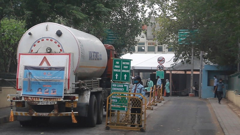 一辆运送氧气罐的卡车开抵甘加拉姆爵士医院。(美联社照片)