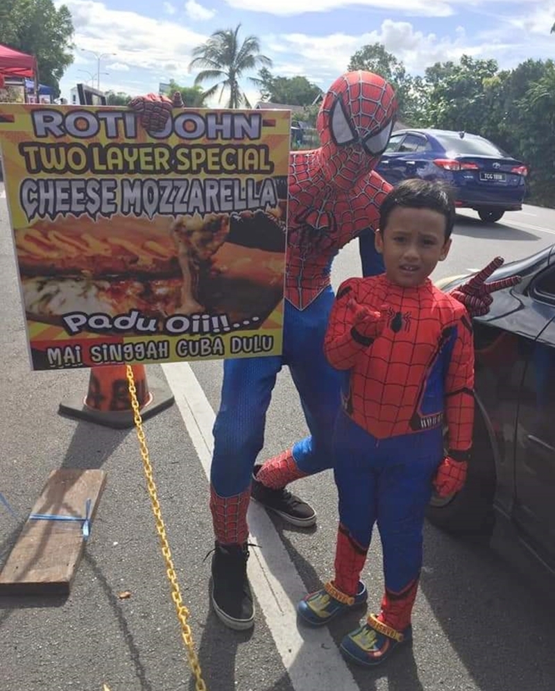 大小“蜘蛛侠”在街边叫卖“约翰面包”，催谷买气。

