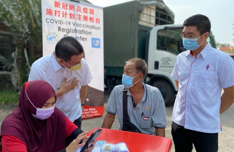 倪可敏（左二）率火箭服务队在巴刹设立流动柜台为年长选民登记疫苗接种。右一为郑国霖。