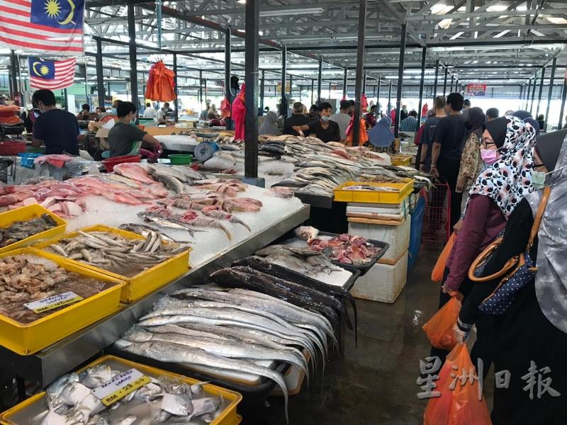 市民前往鱼摊购买海鲜。