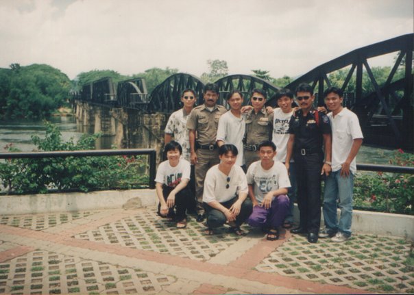 李京耀（蹲者右一）当年在沙亚南蒙福时，曾获选到泰国交流，开拓视野。