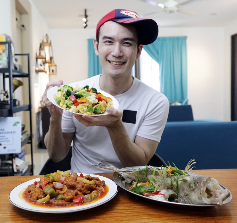 范杰分享咕咾肉、清蒸石斑鱼及鸡蛋炒蔬菜等家常小菜的做法。
