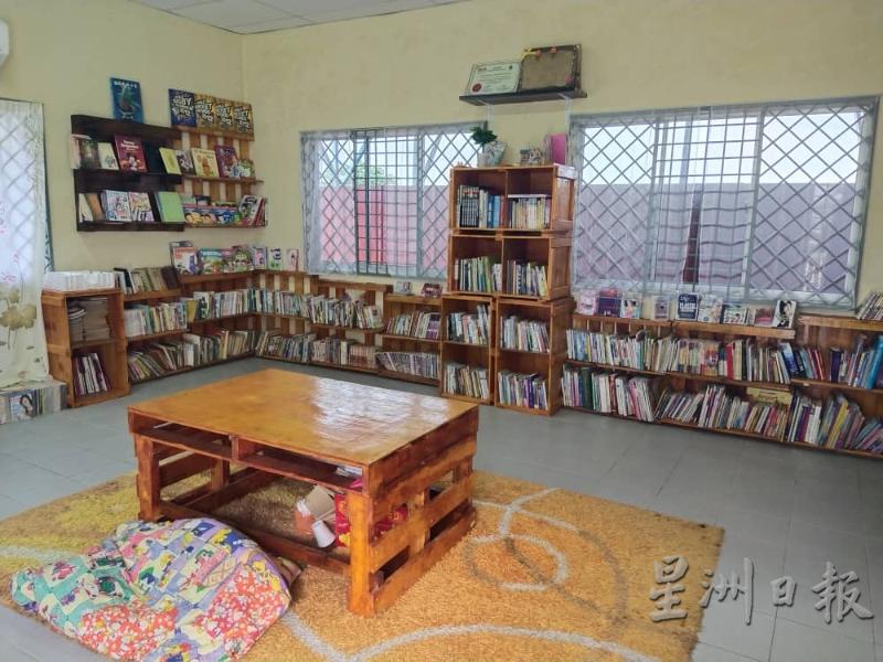 拉杭新村社区图书馆于2019年杪正式启用，书籍多由善心人士捐款。