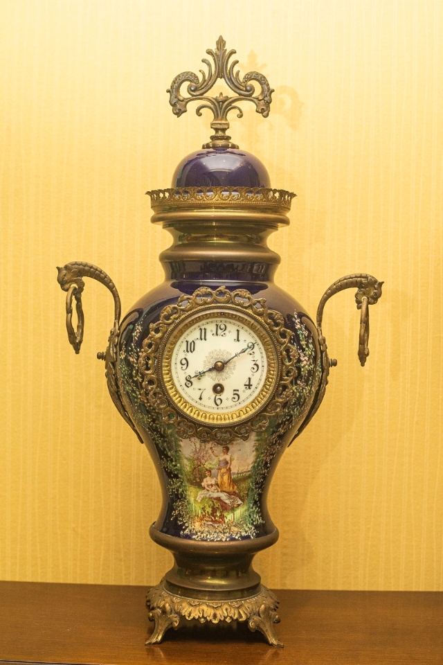 由法国全手工制作的西洋古董钟，先制瓷器再制铜器，完成后再由画家手绘图案设计。古董钟的构造至少有200个配件，全都是手工制，过程很是复杂。