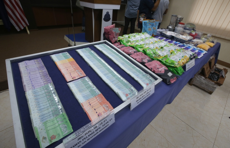 警方在执法行动起获逾2万令吉现款。