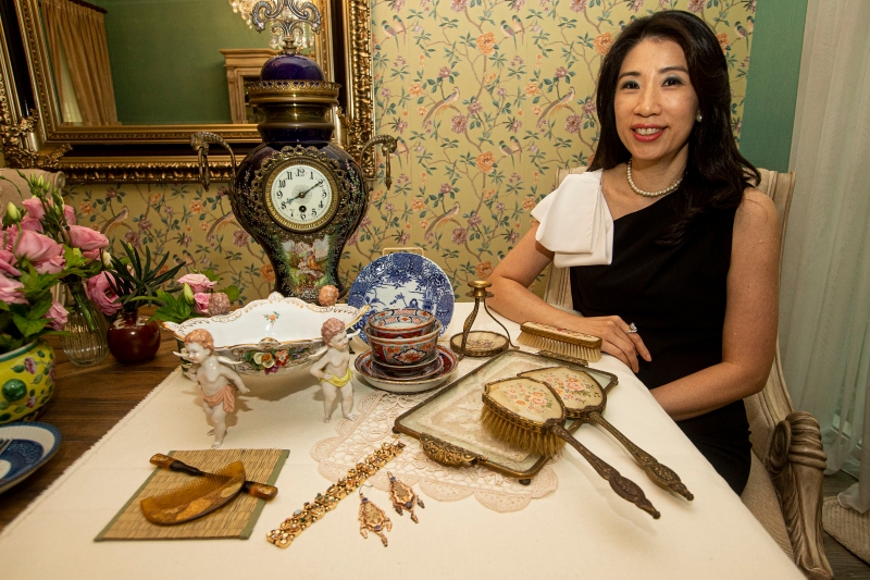 丘诗梅自小就很欣赏古董，较后因兴趣开始收集及经营古董生意。尽管目前已没有经营该生意，但仍收藏许多古董。