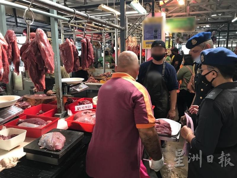执法人员检查业者是否将“解冻”后的冷冻牛肉，以新鲜牛肉价格售卖。