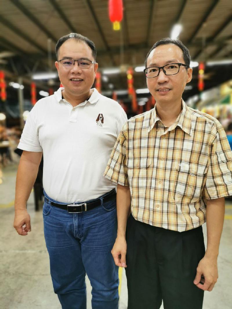 笔者薛君毅（左）与许兼逢合影。