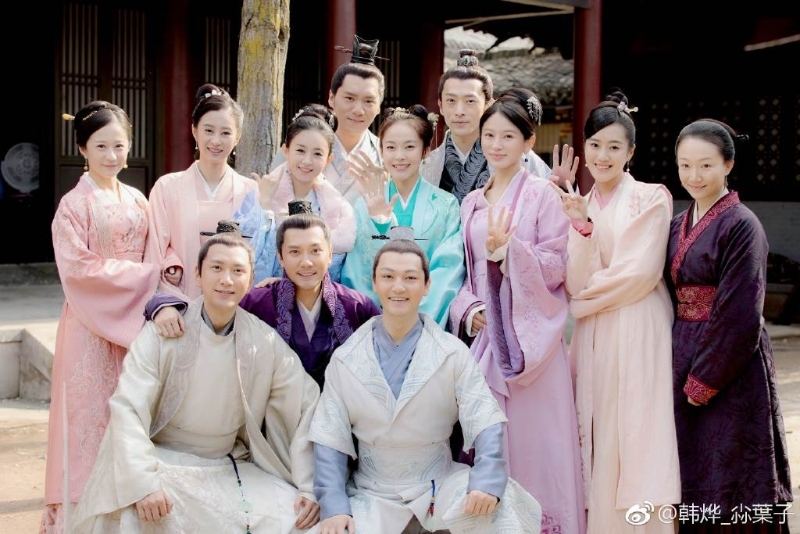 韩烨与赵丽颖、冯绍峰在剧组的合影。