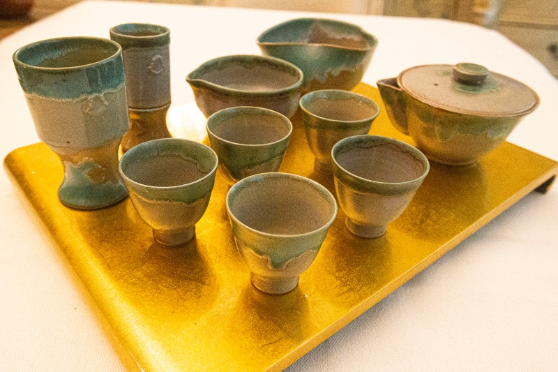 这套以纯手工制做，拥有60年历史的日式陶瓷青釉茶具，是难得保存至今的完整套装。