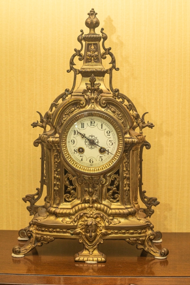 铜座钟是较难收集的古件，尤其要收集到一个完好无缺的铜座钟更难得。制作铜座钟的工艺难度高，必须有一定的技巧才能制成，因此其价格更高。