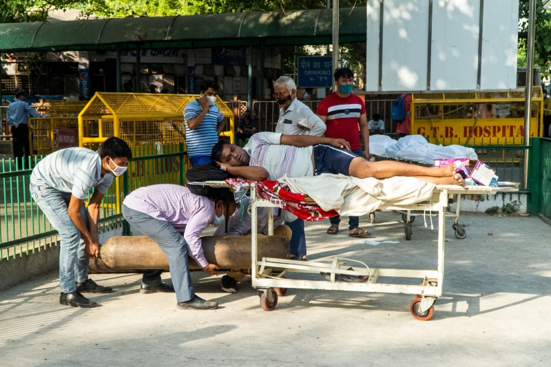 由于缺乏床位，医院内外逼满轮候入院的病人。(法新社照片)