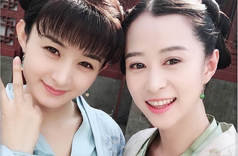韩烨（右）在《知否》中饰演赵丽颖的贴身侍女“丹橘”。