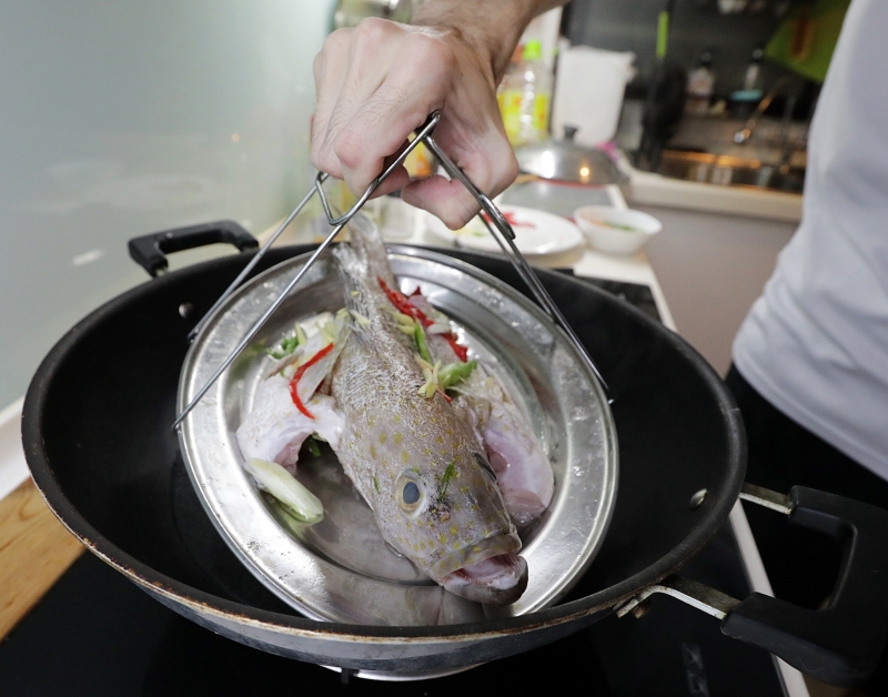 蒸锅里热水，待水滚后，将鱼放入蒸锅里蒸8至10分钟。