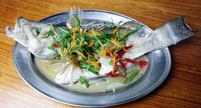 石斑鱼的肉质鲜嫩、鱼刺也少，使用清蒸的方法可以最大限度的保持石斑鱼的营养，味道十分鲜美。