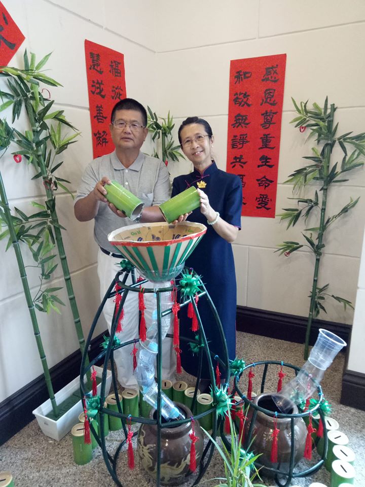 退休后的孙善华（右）与黄惠江常一同参与慈济的环保与慈善活动。
