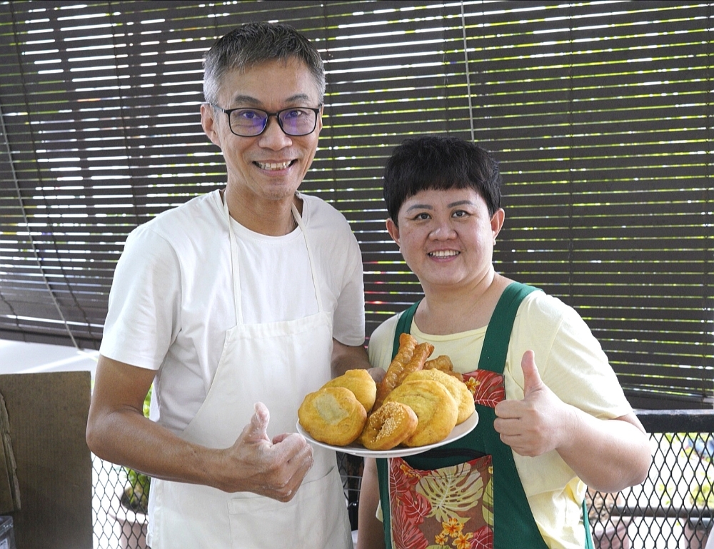 浩陞油条档东主张浩陞和卢莠丽夫妇携手为顾客制作出诚意十足的油条类食物。