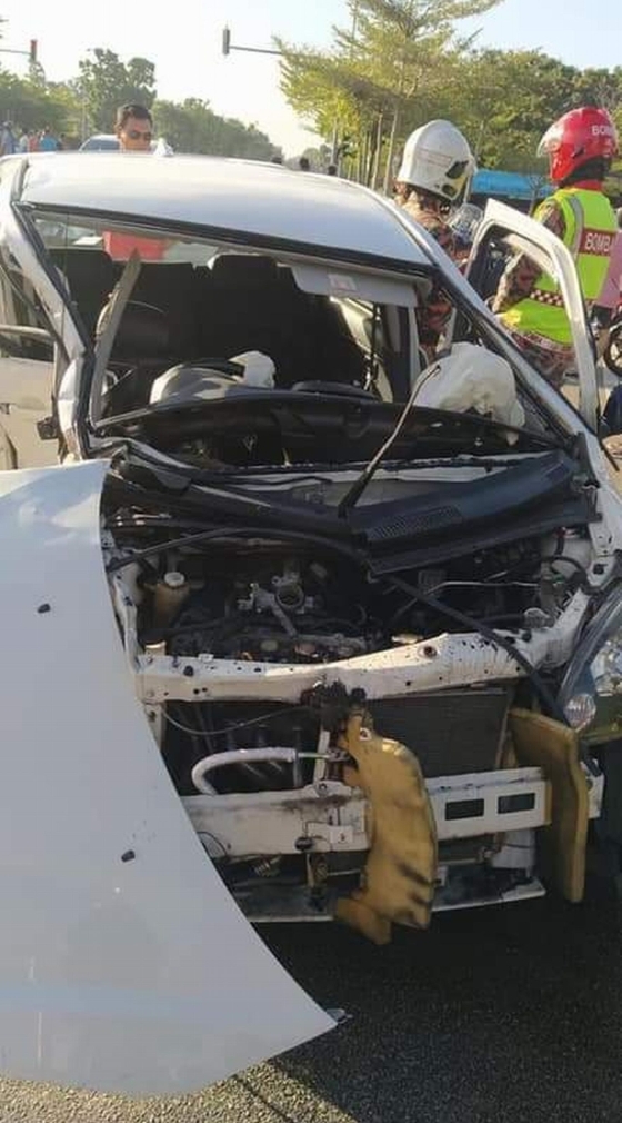 白色轿车车首严重毁坏，导致女司机不幸当场毙命。