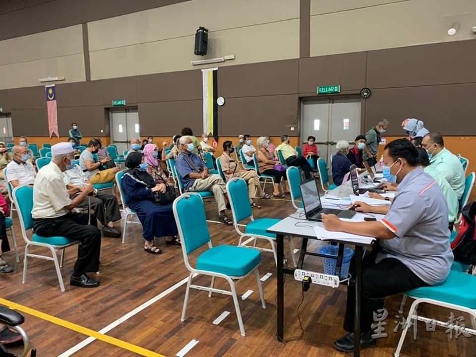 霹雳州3地疫苗中心接种计划开跑，众多接获通知的长者前往被安排的中心等候接种。

