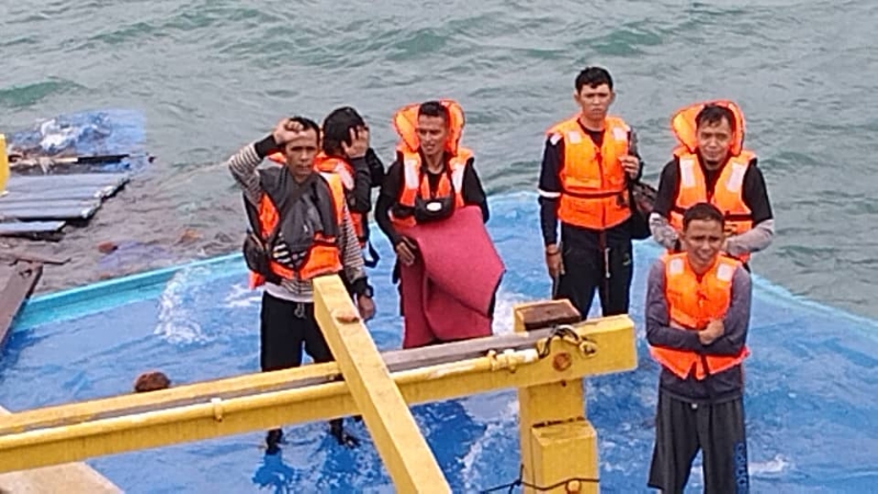 第一艘贸易船载有6名印尼籍船员被当地渔民救起。