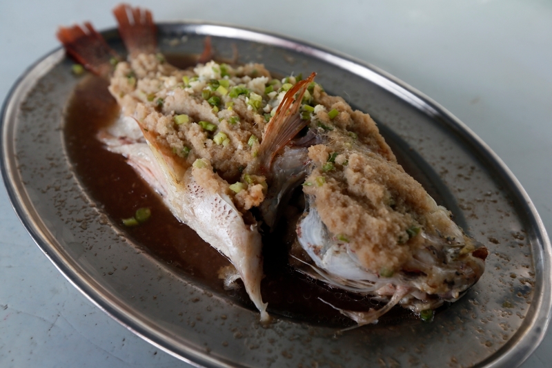 姜蓉蒸非洲鱼（时价）：新鲜的非洲鱼肉质扎实，配上细腻的姜蓉，两者搭配得恰当好处。