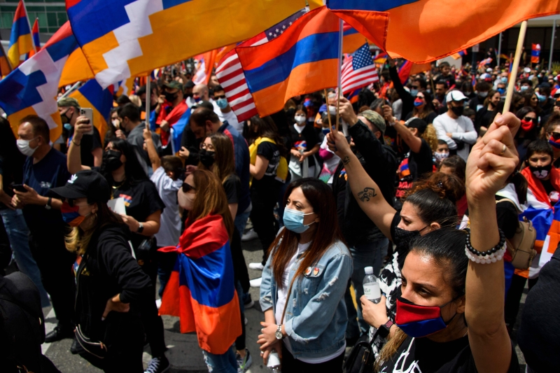 美国总统拜登上周六宣告亚美尼亚大屠杀为种族灭绝。图为在加州比华利山庄，亚美尼亚青年联合会召集在土耳其领事馆外抗议。（法新社照片）