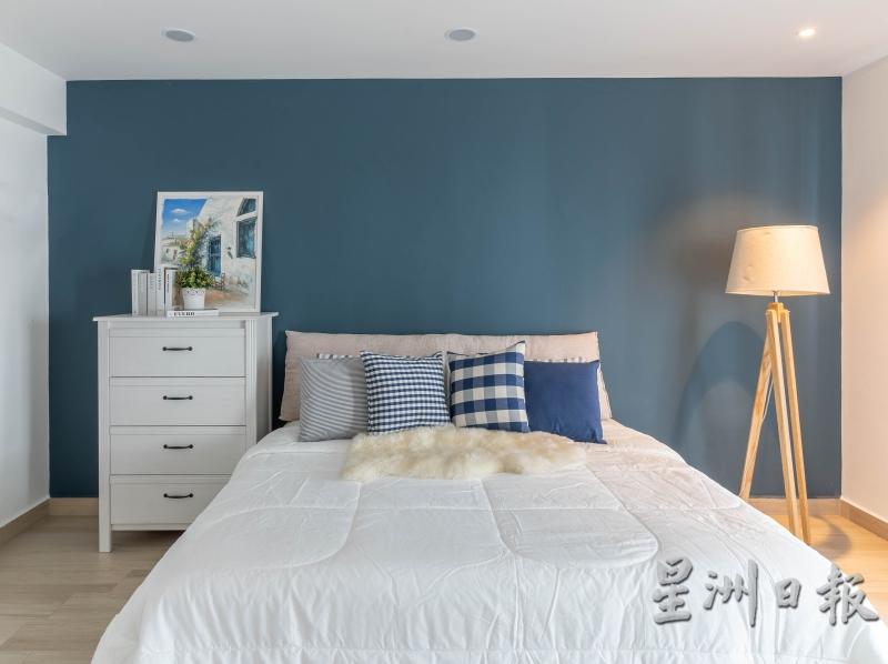 翻新后的主卧房搭配蓝及白色的爱琴海色系元素，营造浪漫舒适氛围。