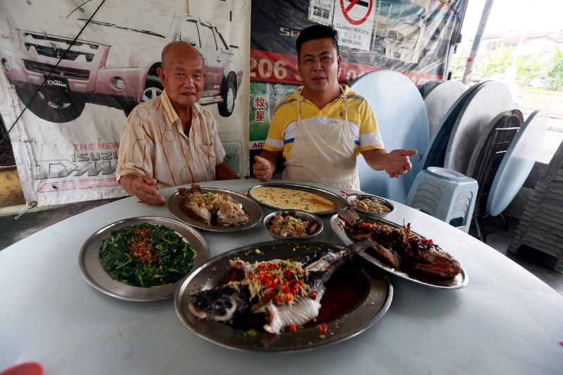 林治康（左起）和卢松兴共同努力经营“光头佬蒸鱼头”，为求食客吃得健康安心。