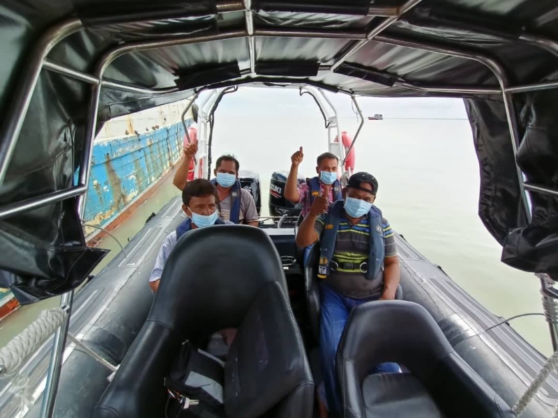海事执法当局出动‘闪电’巡逻艇到现场，将4人送往峇株巴辖海事分局展开进一步行动。