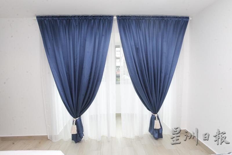 因偏爱爱琴海元素的居家设计，主卧房的窗帘栓带是屋主从爱琴海购买回来，搭配蓝色的窗帘，让室内布满浓浓的爱琴海风格。