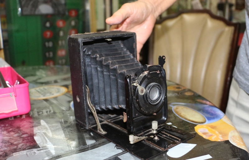 颜亚祥收藏的古董相机，让不少顾客相当好奇。
