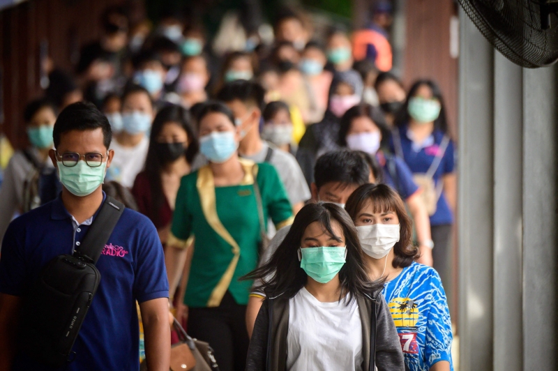 在首都曼谷和其他46府，当局规定民众在公共场所必须戴口罩，违例者可能将面临罚款。（法新社照片）