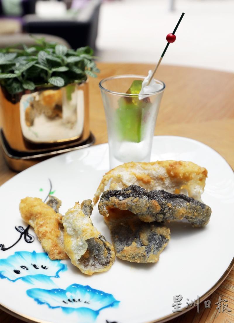 玉亭轩也设有套餐，这道咸蛋黄角鱼皮和酸甜凝胶冻便是套餐里的开胃小菜，每日都有不同。