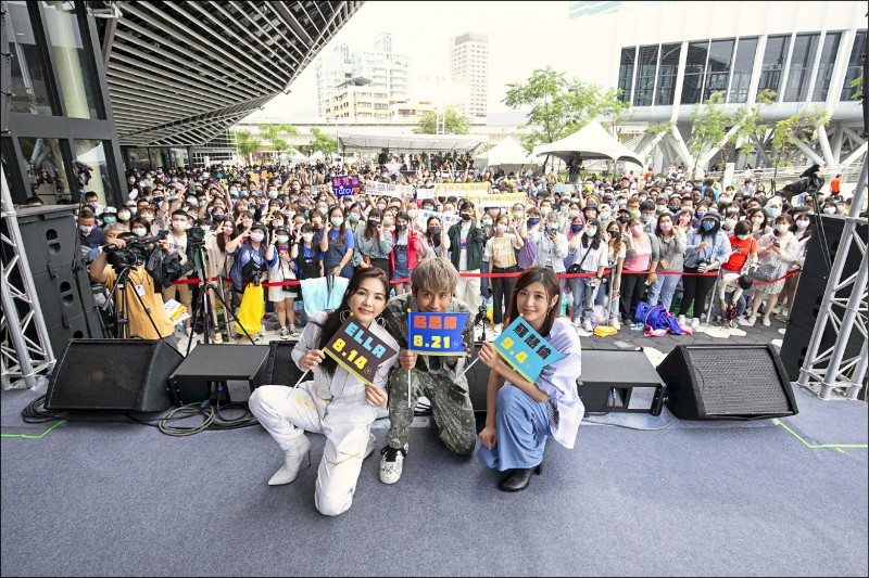 苏慧伦（右起）、鼓鼓、Ella到高雄流行音乐中心举办抢听会。