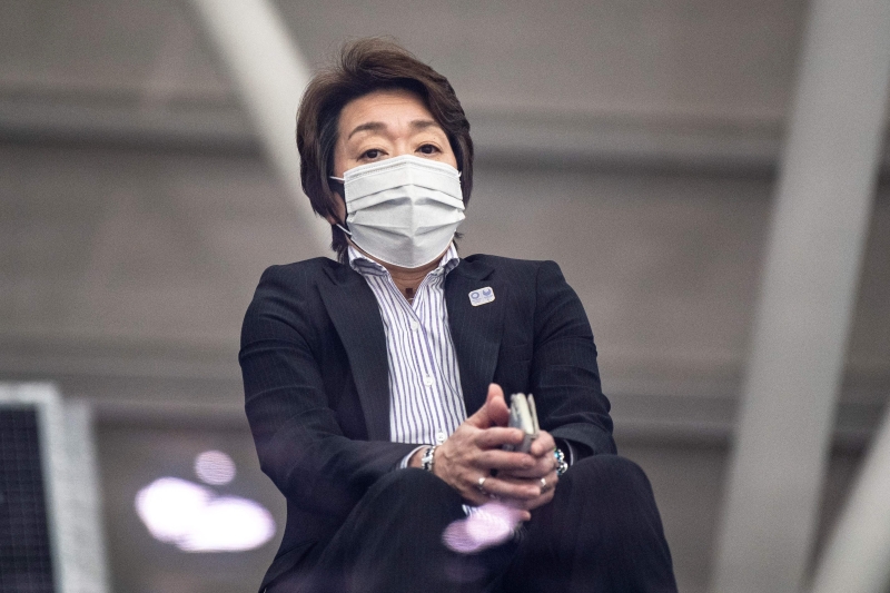日本政府预计在接下来几天宣布新政策，将针对入境该国的外国选手要求多次检测2019冠状病毒病，以确保冠病在7月东京奥运会时不会爆发。图为东京奥组委主席桥本圣子在测试赛时观看选手们的比赛。（法新社照片）

