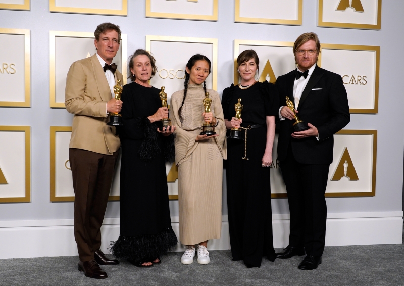 《无依之地》台前幕后工作人员开心夺最佳电影奖。