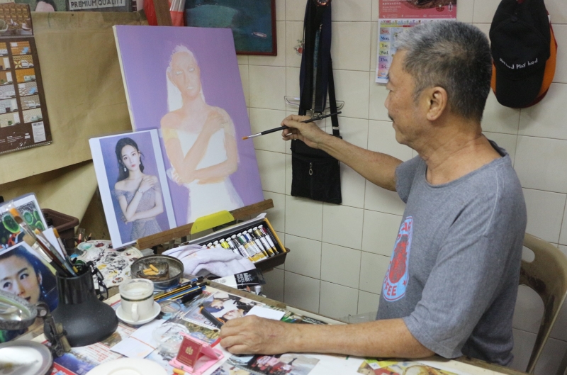 闲暇之余，颜亚祥会动手绘画，题材偶尔是顾客所委托的肖像画。
