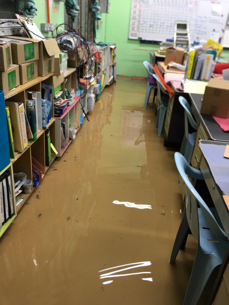 教职员办公室也是“重灾区”，不少教师的文件被水浸湿。