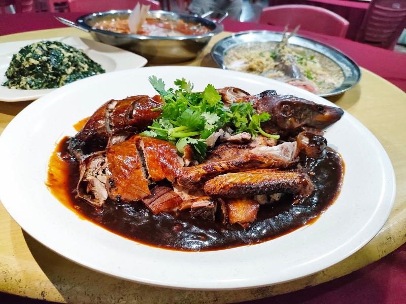 琵琶鸭也是备受推荐的菜色之一。