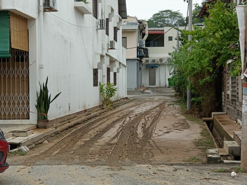 余广街道可看见许多泥浆。