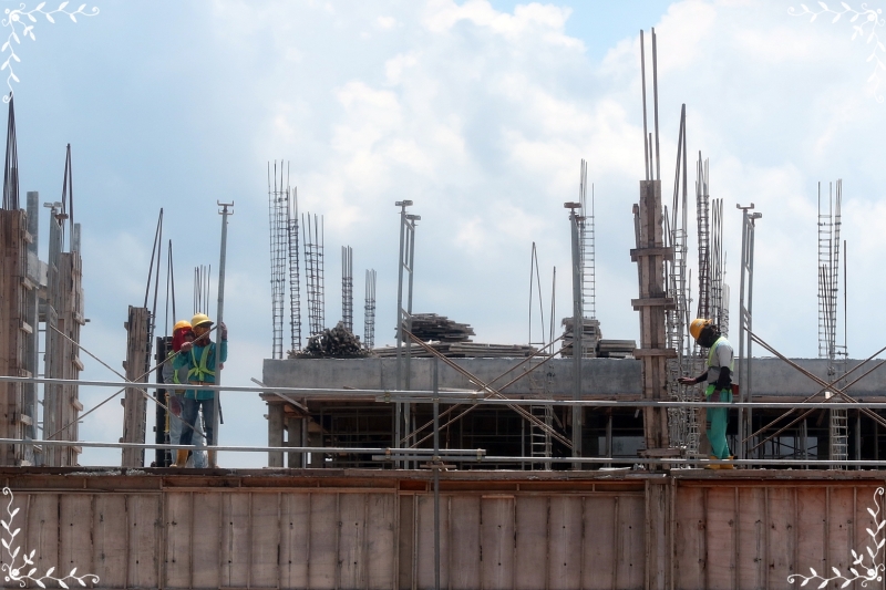 除了面对建材成本上涨外，劳工问题也影响建筑工程进度。（档案照）