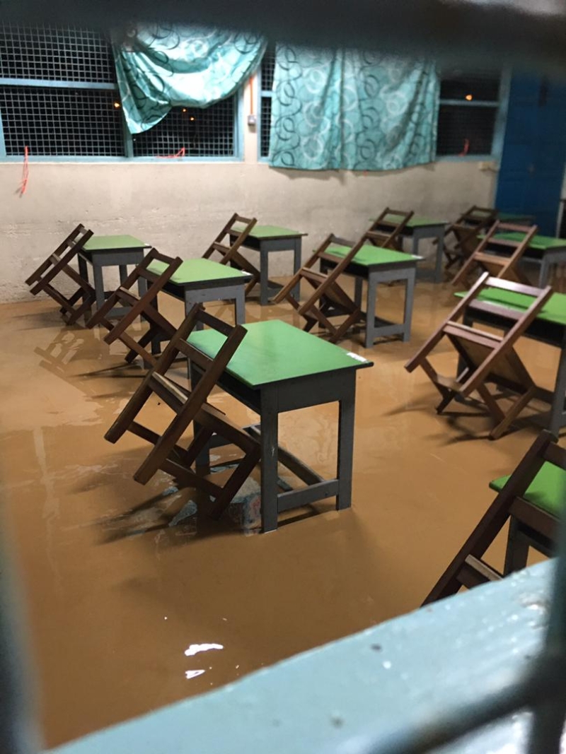 泥浆水涌入小学多间教室。