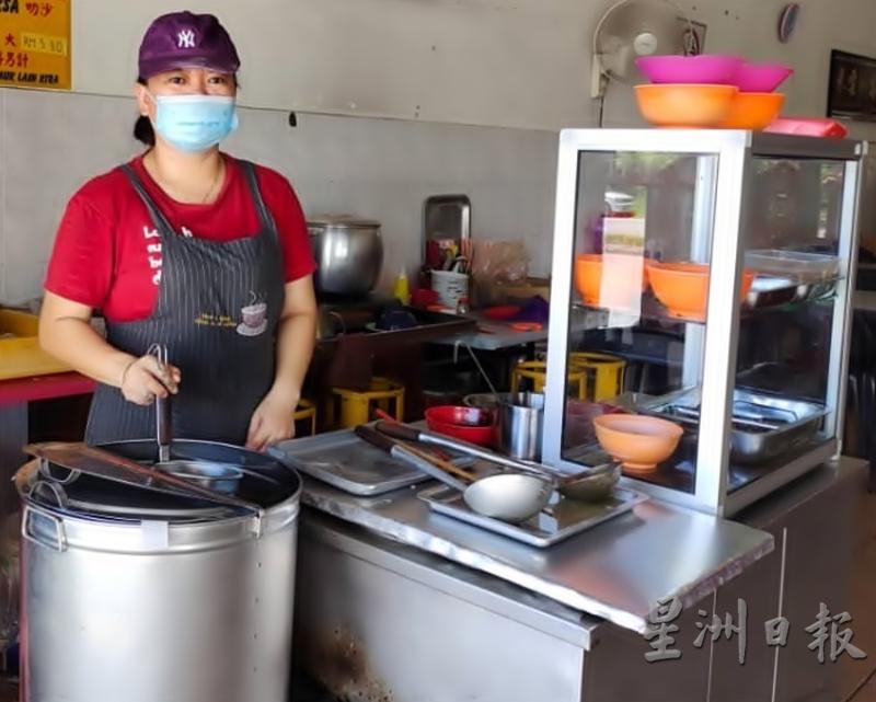 廖艳翎早上到下午，在她创设的经济咖啡店，煮面、冲茶等都需处理。