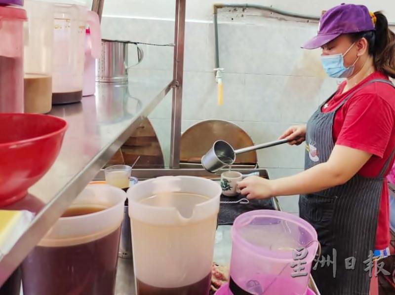 在夜晚时分，廖艳翎则在安顺新市镇咖啡店经营茶水生意。