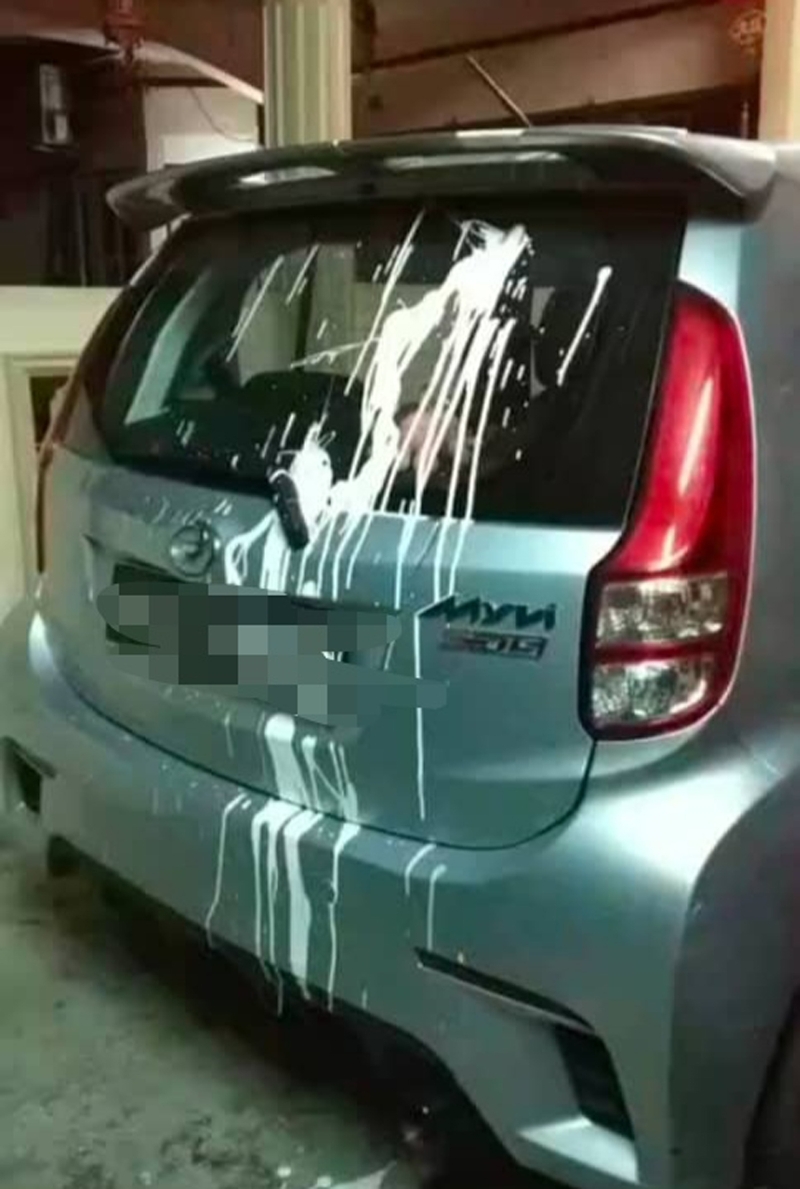 停在住家的轿车被抛掷白漆。