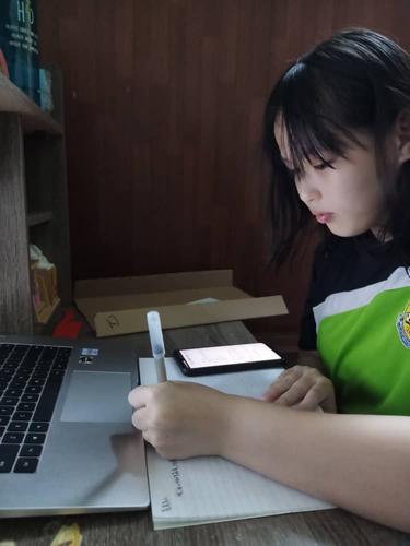 罗婧瑄班上参与网课的学生数量非常少。